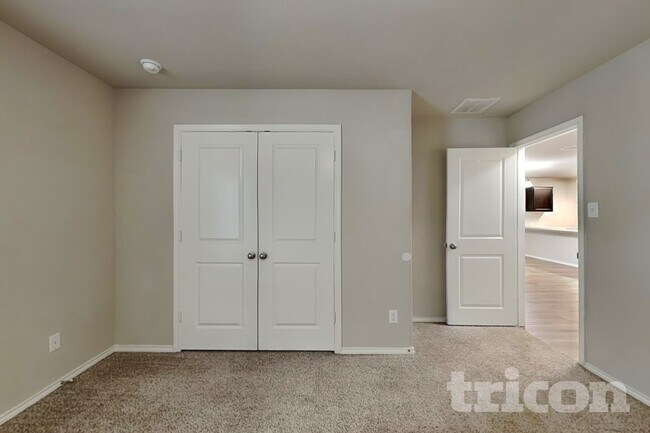 Foto del edificio - 9727 Marbach Hl