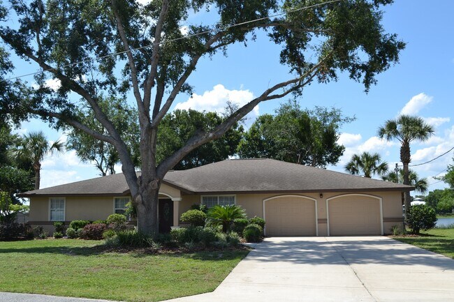 Building Photo - Lake Weir - Bird Island Rental - 5/3/2 Water Front Living at it's Best! ****