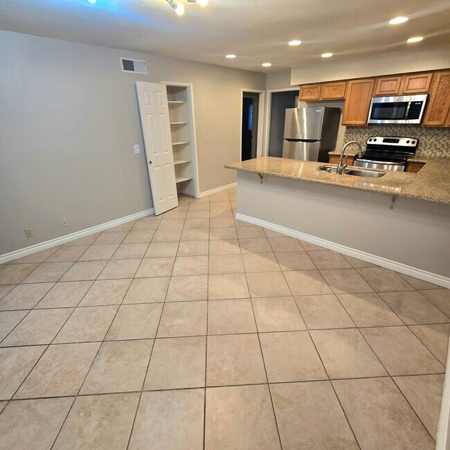 Foto del edificio - 2 bedroom with GARAGE in the HEART of Westlake Village!