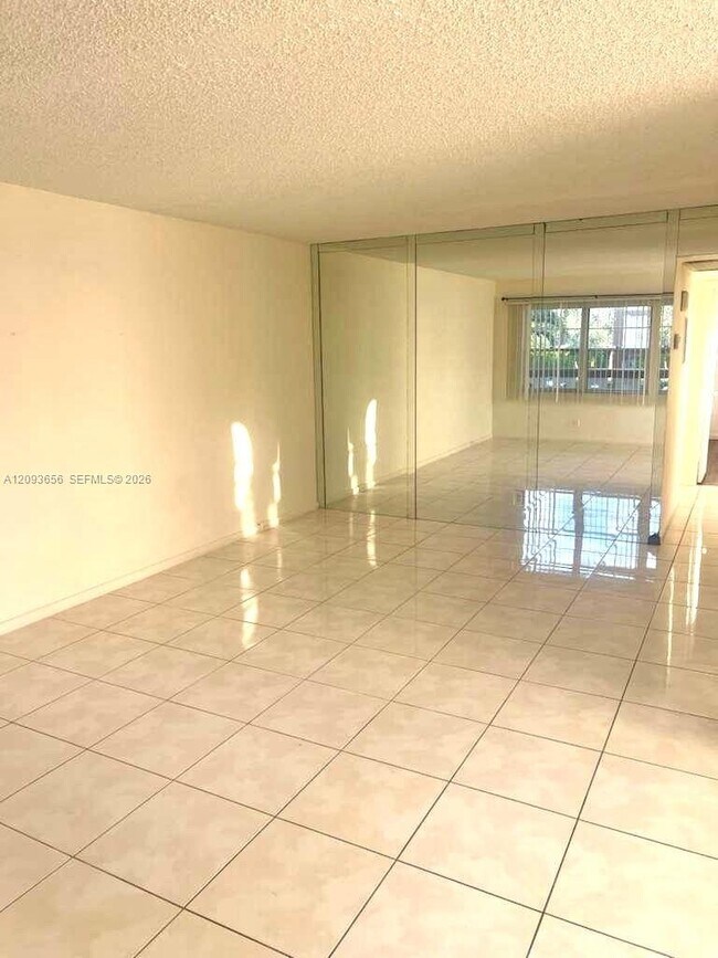 Building Photo - 528 Mansfield M