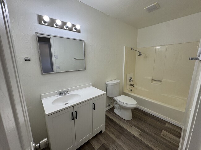 Foto del edificio - 2996 N Truwood Dr