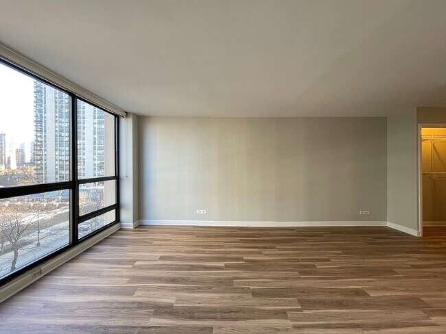 Building Photo - 1540 N LaSalle Dr