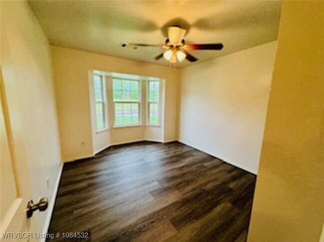Building Photo - 1813 Green Meadow Dr