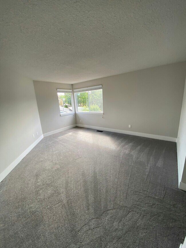 Building Photo - 5835 NW Landing Dr