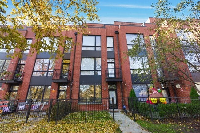 Building Photo - 2854 N River Walk Dr