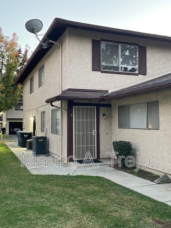 Building Photo - 1150 W Calle De Las Estrellas