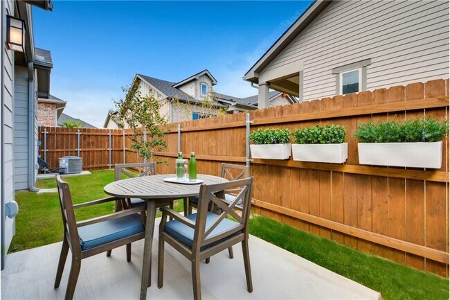 Foto del edificio - 8524 Creekfield Dr