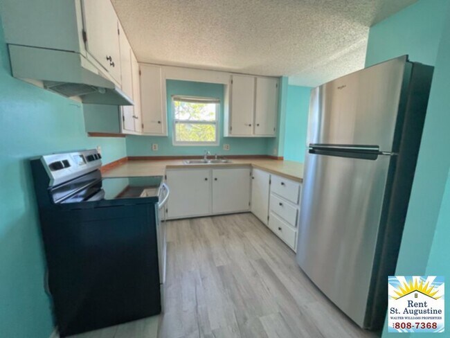 Building Photo - 3BR/1BA island duplex, close to all.
