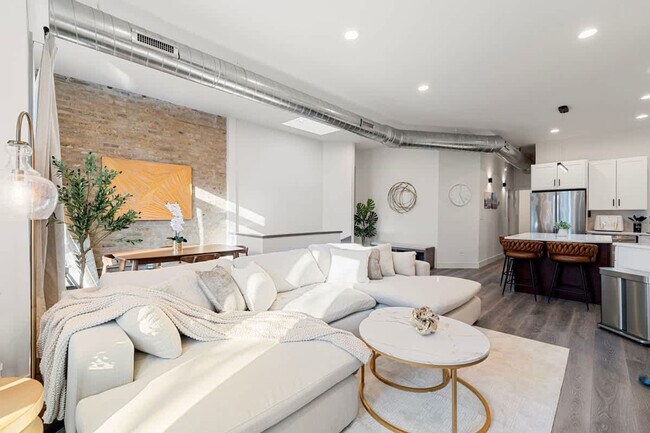 Building Photo - 1543 N Claremont Ave