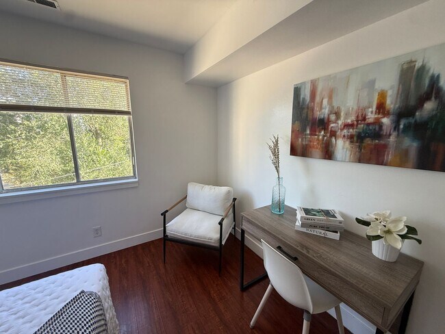Foto del edificio - Nice Private Furnished  Girl Room Downtown with View