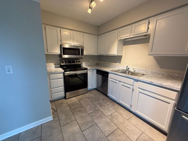 Foto del edificio - 3-Level End-Unit Townhome Near I-24 & Tang...