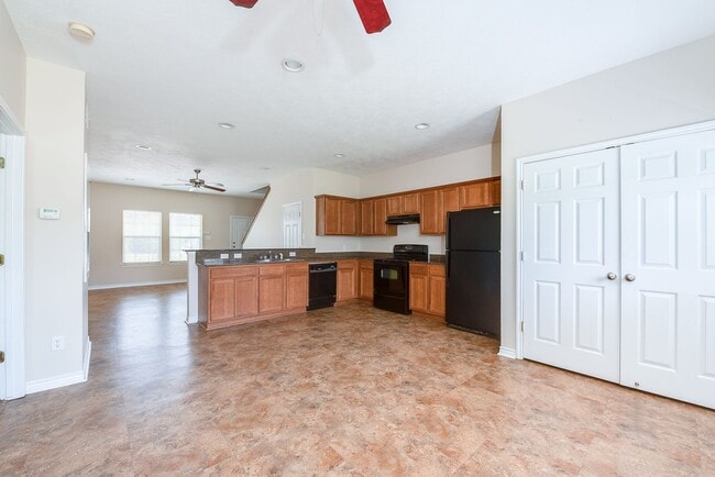 Building Photo - 3 Bed + 3 Bath - Spacious Townhome