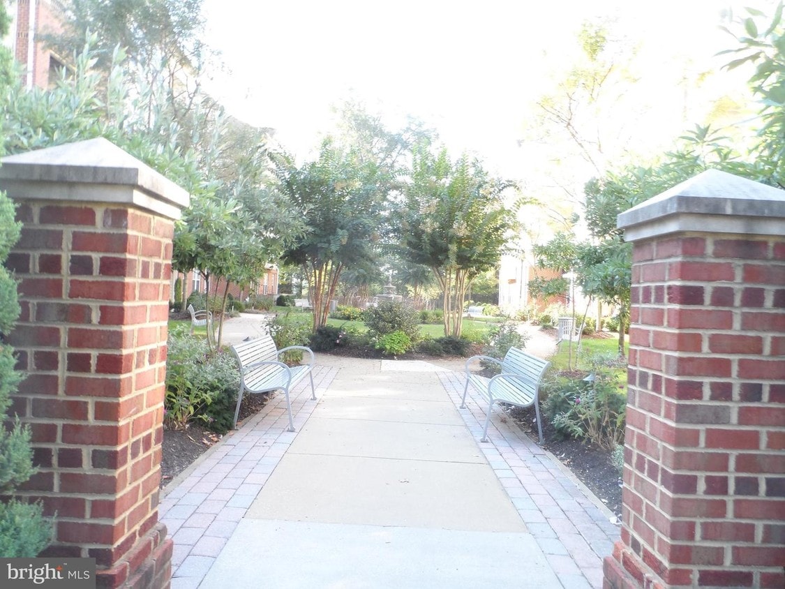 Primary Photo - 2520 Kensington Gardens