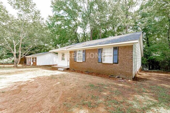 Building Photo - HOLIDAY SPECIAL! HALF OFF IF LEASE SIGNED ...