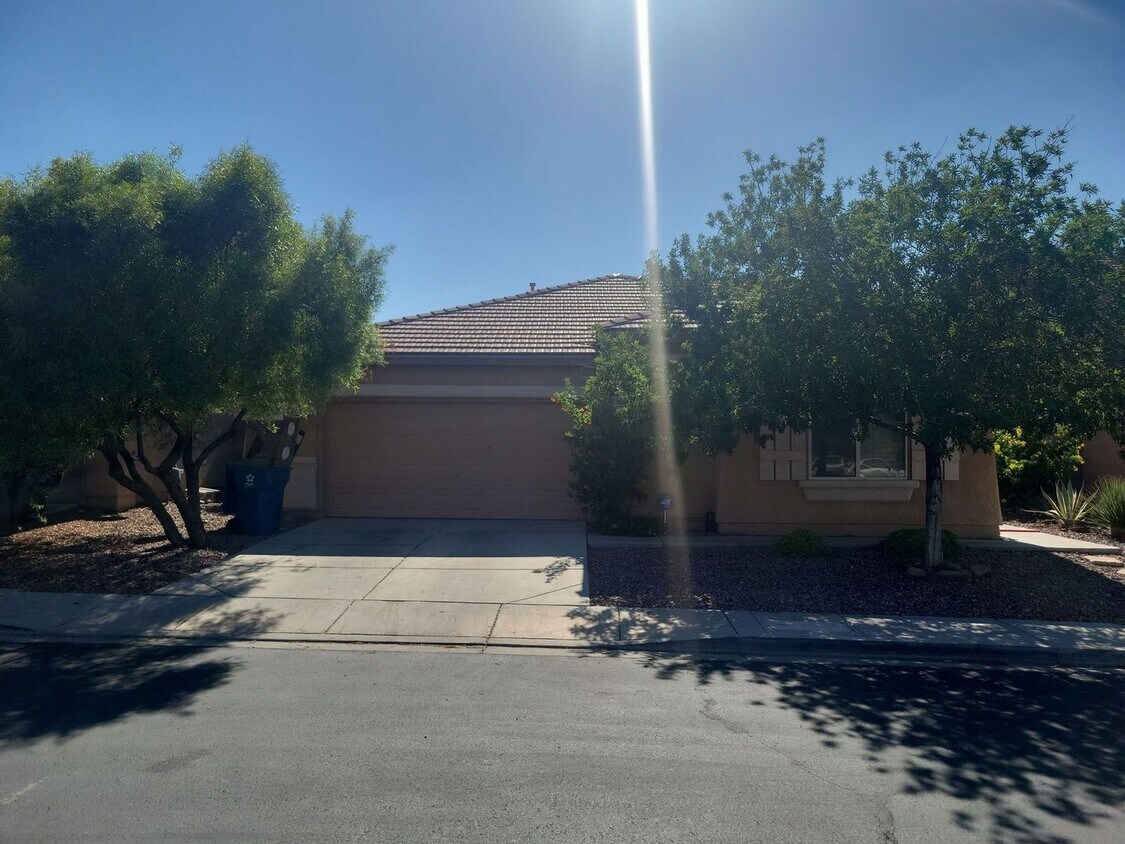 Foto principal - Spacious 3 Bedroom Home with Garage & Soak...