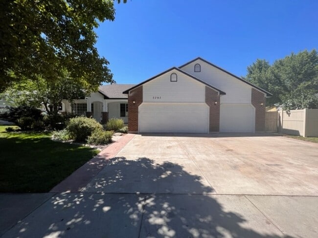 Building Photo - 5797 N Applebrook Way