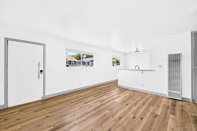 Building Photo - 921 Alamitos Ave