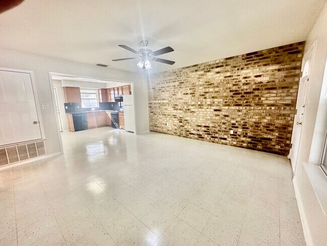 Foto del edificio - Cozy 2/1 Duplex in Pleasanton w/ Dedicated Parking ~ Move-In Ready!
