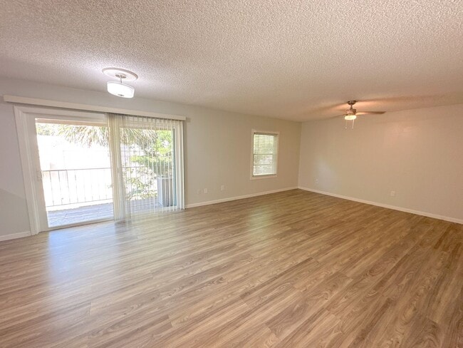 Building Photo - BEAUTIFUL 2 Bedroom / 2 Bathroom Condo in ...