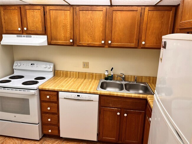 Building Photo - 3750 Inverrary Dr