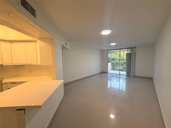 Foto del edificio - 8323 Lake Dr