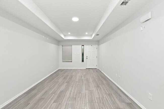Building Photo - 9919 Rosary Ln