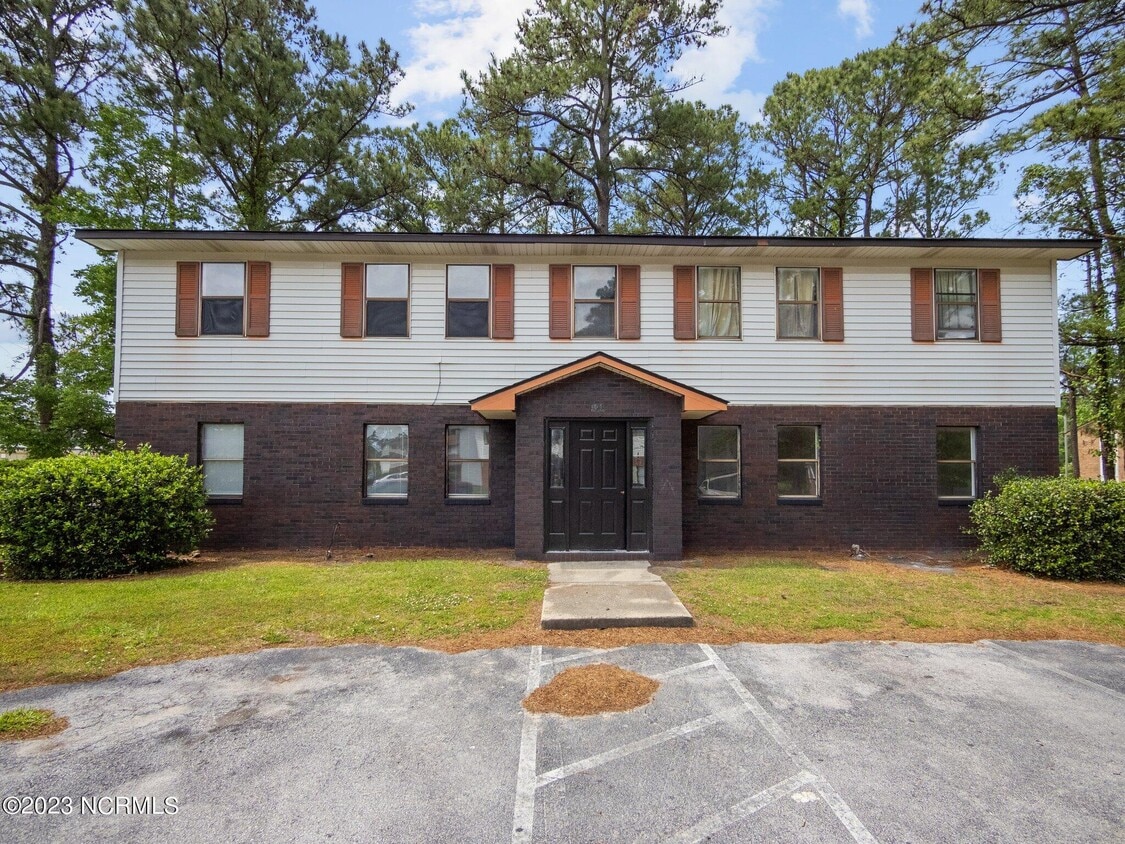 110 Ravenwood Dr Unit B, Jacksonville, NC 28546 Room for Rent in