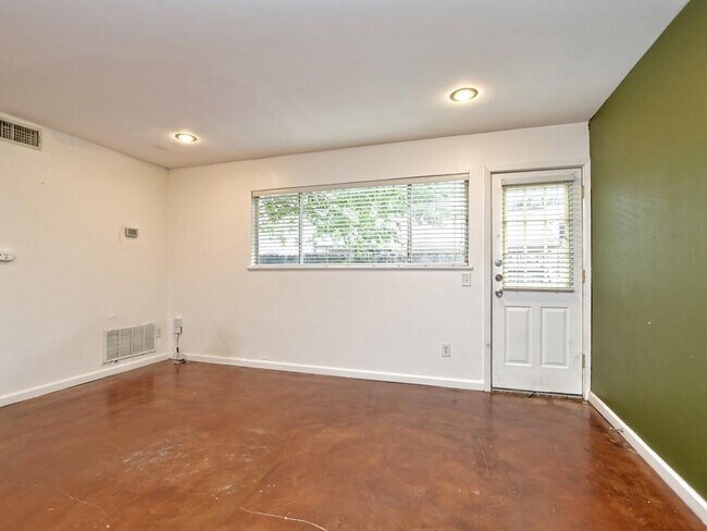 Foto del edificio - 604 Franklin Blvd