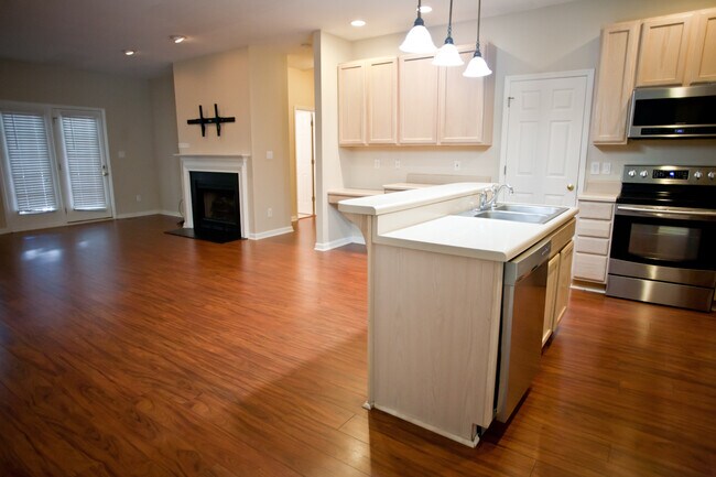 Foto del edificio - Spacious 3-Bedroom Ranch with Versatile Li...