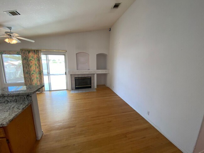 Foto del edificio - 4 bed/3 bath home located in Henderson