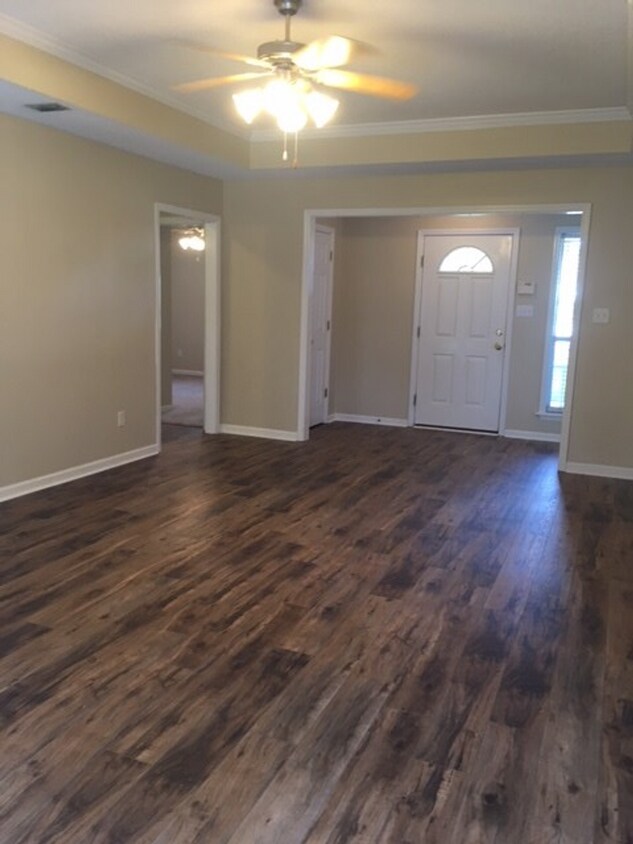 Building Photo - Charm & Convenience