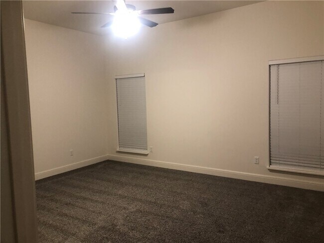 Building Photo - 448 Fox Cir