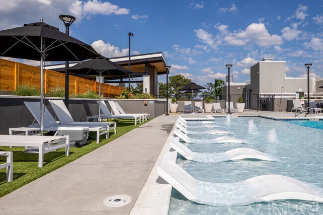 Piscina con solárium - Abberly Skye