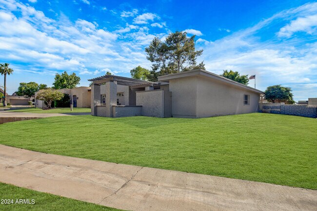 Building Photo - 2514 N 60th Pl