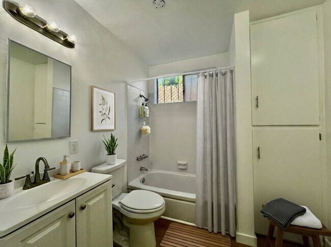 Interior Photo - 533 W. 75th Street