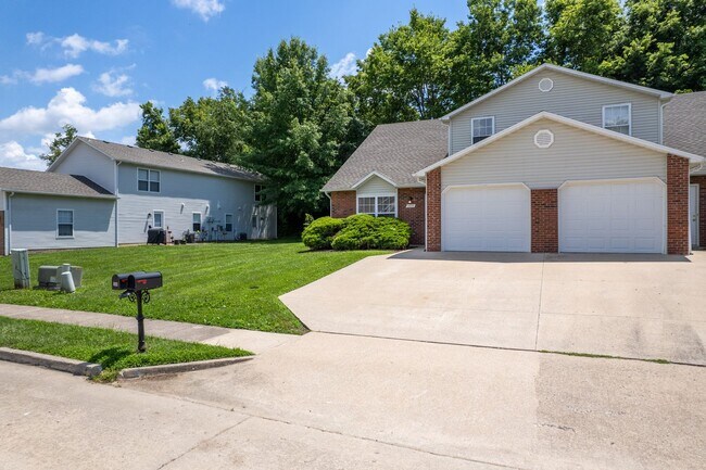 Building Photo - 304-306-306 Dads Way