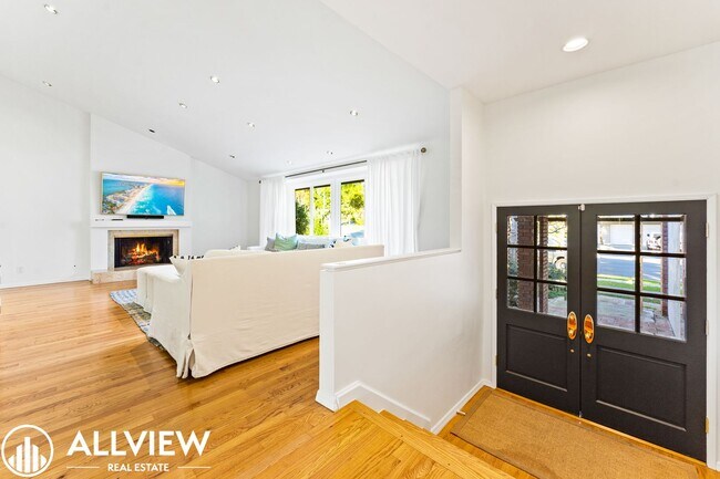 Foto del edificio - Stunning 5 Bed/3 Bath Home Located in the ...