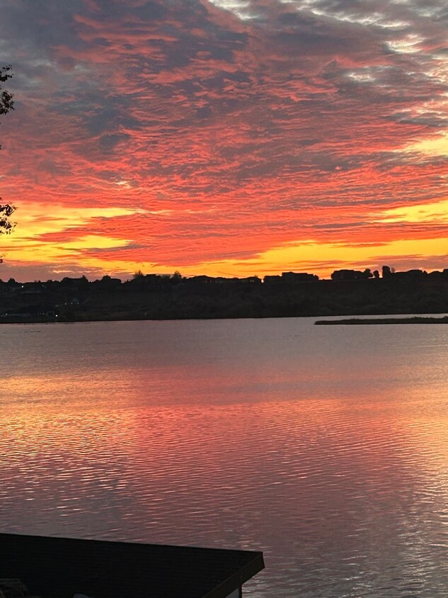 Foto principal - 5 Bedroom 3 Bath With An Unobstructed Lake...