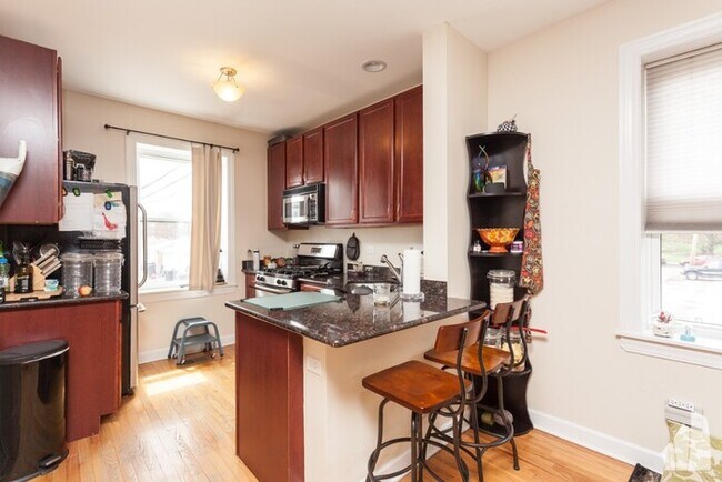 Foto del edificio - Beautiful 2 bed 2 bath duplex with updated...