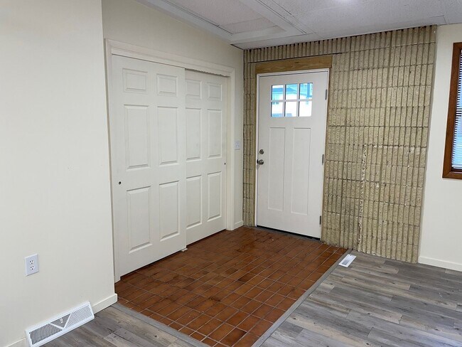 Building Photo - 1214 Hartt Rd