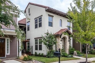 Building Photo - 653 Surrey Ln