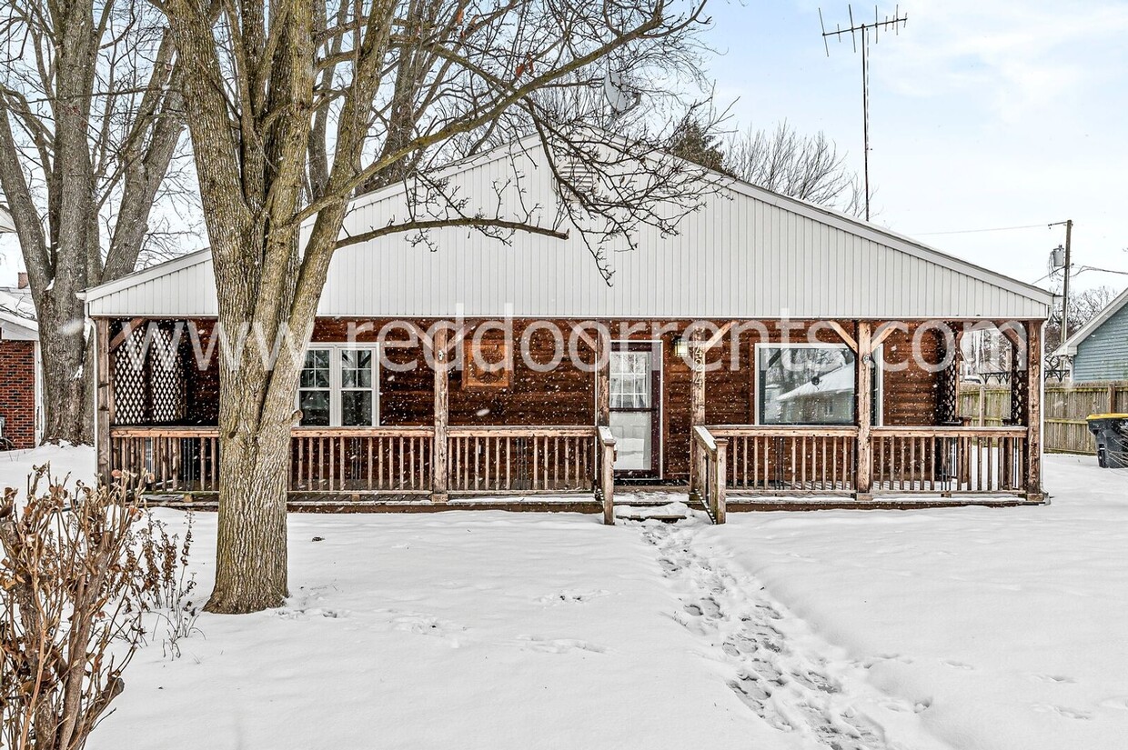 Primary Photo - Charming Home in Lapel