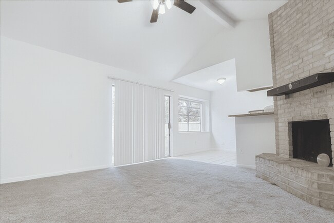 Foto del edificio - 7015 Maple Fox Dr