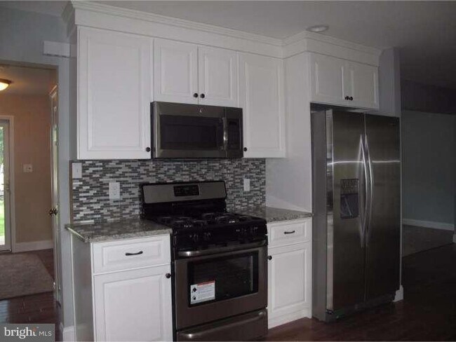 Kitchen - 855 Hemlock Rd