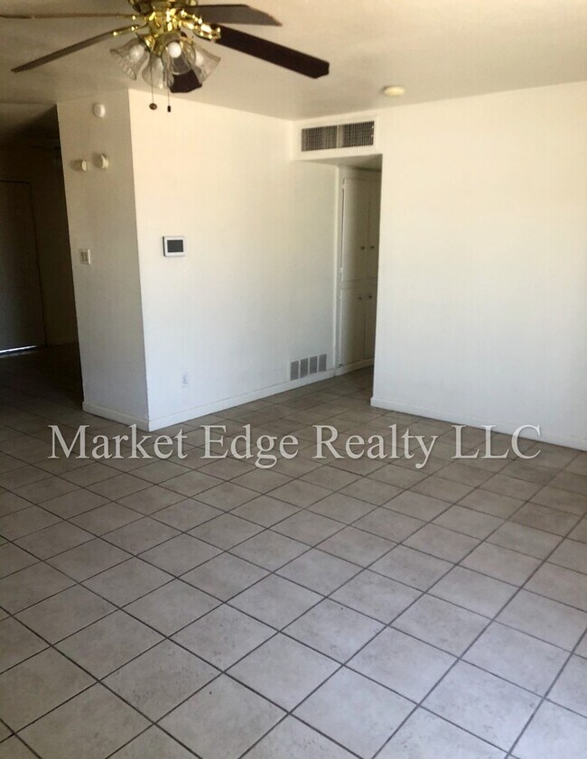 Building Photo - 5015 W MacKenzie Dr