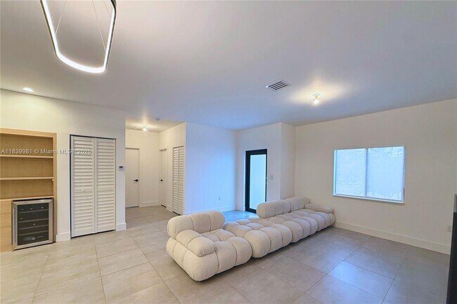 Foto del edificio - 233 NW 120th St