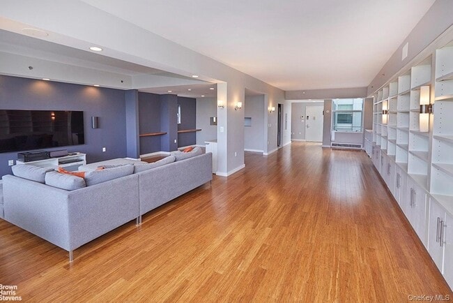 Foto del edificio - 3751 Riverdale Ave