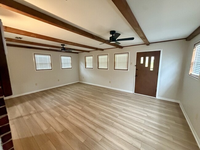 Building Photo - 215 Cardinal Ln