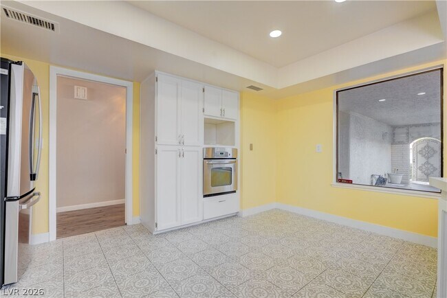 Building Photo - 2204 Plaza Del Robles