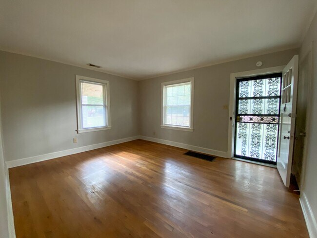 Building Photo - 2 bed, 1 bath near the University of Memphis